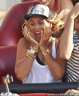 组图：碧昂斯游乐园疯迷过山车 尖叫狂笑不已