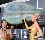 组图：格莱美红毯 Lady Gaga坐“琥珀”玩悬念