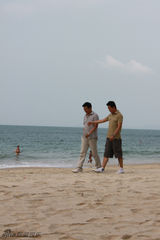 组图：《走出国门》转战柬埔寨 潘粤明险遇毒蛇侵扰