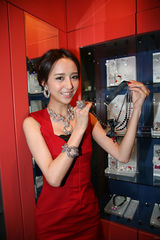 组图：佟丽娅出席时尚活动红裙尽显妩媚