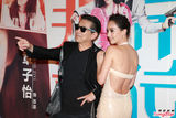 组图：章子怡抱爱犬走红毯 关颖露美背性感抢镜