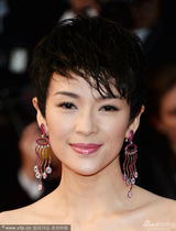 组图：章子怡亮相戛纳红毯 短发造型清爽干练