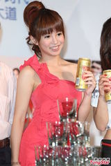 组图：郭书瑶连身短裙亮相 造型甜美可爱性感