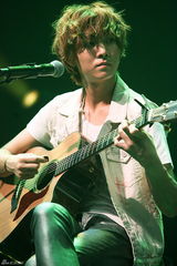 高清组图：FT Island首尔开唱 主唱弘基金属裤加身