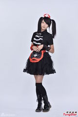 组图：许雅涵穿蓬蓬裙再现萌护士女仆造型