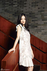 组图：徐璐时尚青春写真 甜美清新“童心未泯”