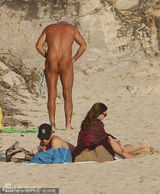 组图：名媛比基尼诱惑男友 不惧裸男露臀骚扰