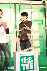 组图：方大同变身设计师 被粉丝围攻现场混乱 