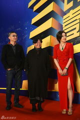 组图：刘晓庆携手田沁鑫 红裙美艳露玉腿