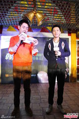 组图：韩庚前导画册狂热签售 粉丝蜂拥而至