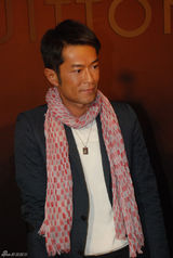 组图：古天乐拄拐杖助阵酒会 因在家下楼梯摔伤