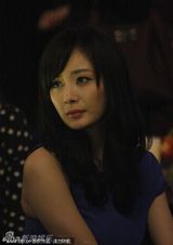 组图：郭晶晶秀场PK杨幂 深V礼服性感大气