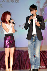 幻灯图：张韶涵携手罗志祥代言 默契合影似情侣