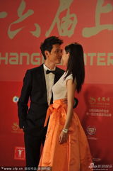 组图：冯绍峰倪妮情侣档现身 羞涩接吻