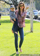 组图：米兰达带子公园游玩 弗林打哈欠萌翻众人