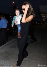 组图：贝嫂带三子女现身机场 小七仔裤皮靴抢眼