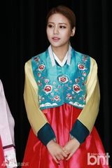 组图：韩团AOA成员身着韩服亮相签名会