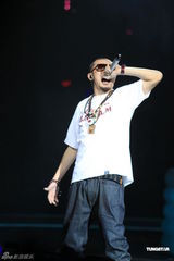 组图：张震岳携热狗上海开唱 点燃平安夜激情