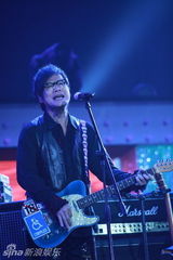 幻灯组图：江苏卫视跨年阵容强大 周笔畅眼镜被砸掉