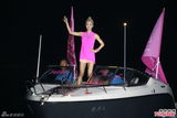 组图：蔡依林抖长腿站游艇 与歌迷出海开音乐趴
