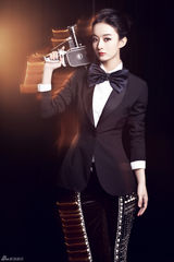 组图：赵丽颖暗系大片显干练 俊朗不失妩媚