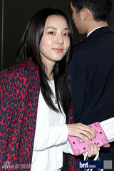 组图：少女时代KARA为赴K-POP演唱会亮相机场