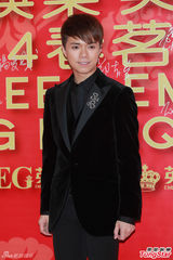 组图：英皇电影春茗星光璀璨 古巨基暂无意结婚