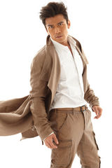 组图：唐文龙发布酷帅写真 化身勇敢冒险王 