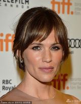 组图：詹妮弗《达拉斯》宣传 与麦康纳暧昧对视