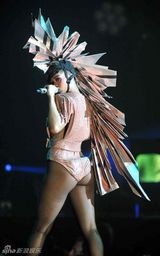 幻灯图集：蕾哈娜巡演 连身三角裤沿袭Gaga风潮