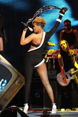 高清组图：蕾哈娜迈阿密海滩性感开唱