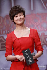 组图：李宇春红装现身宣布将开唱 拒细谈新唱片