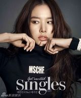 组图：韩星赵允熙性感写真 镂空衬衣秀马甲线