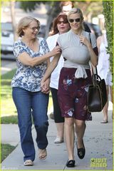 组图：34岁美国女星双胸托宝宝升级I奶