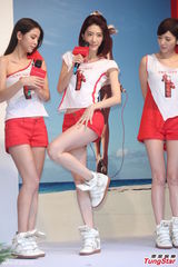 组图：少女组合跳绳卖瘦身产品 粉嫩热裤秀玉腿