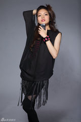 组图：叶熙祺玩摇滚风 烈焰红唇展狂野