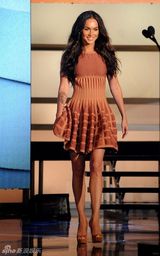 幻灯图集：梅根-福克斯性感褶皱小洋装群亮相颁奖礼