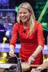 组图：格温妮丝上节目展示厨艺 表情夸张频笑场