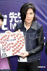 幻灯图：萧敬腾写真书签售 要考虑“露点”演出