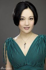 组图：张慧君拍气质写真展精致妆容