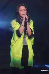 组图：《劲歌金曲》录影 阿娇(钟欣桐)出席郑欣宜落泪