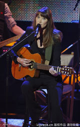 组图：前法第一夫人捧场回声奖 抱吉他自弹自唱