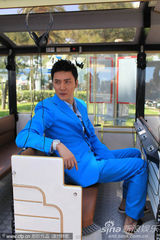 组图：冯绍峰带伤拄拐似绅士 悠闲坐观光车逛沙滩