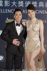 组图：甄子丹携汪诗诗亮相 美妻搭肩秀恩爱