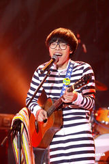 幻灯：卢广仲香港个唱尾场落幕 出席庆功宴兴奋难掩