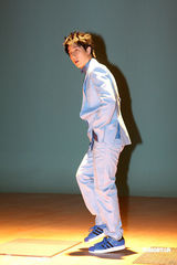 幻灯图：房祖名为新歌拍摄MV 搞怪耍酷大跳踢踏舞