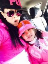 组图:钟丽缇与爱女考拉粉嫩亲子装娇艳似姐妹花