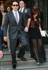 组图：凯奇亮相新片首映 瓦妮莎仰望偶像变粉丝