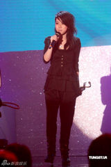 幻灯图：容祖儿露肩礼服帅气 阿Sa(蔡卓妍)颁奖礼上露笑容