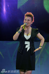 高清组图：经典红歌激荡世博 跨代歌手对唱添新意